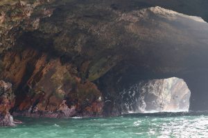 Höhle im Reserva Nacional Islas Ballestas, Peru