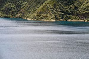 Ufer des Kratersees Cuicocha, Ecuador