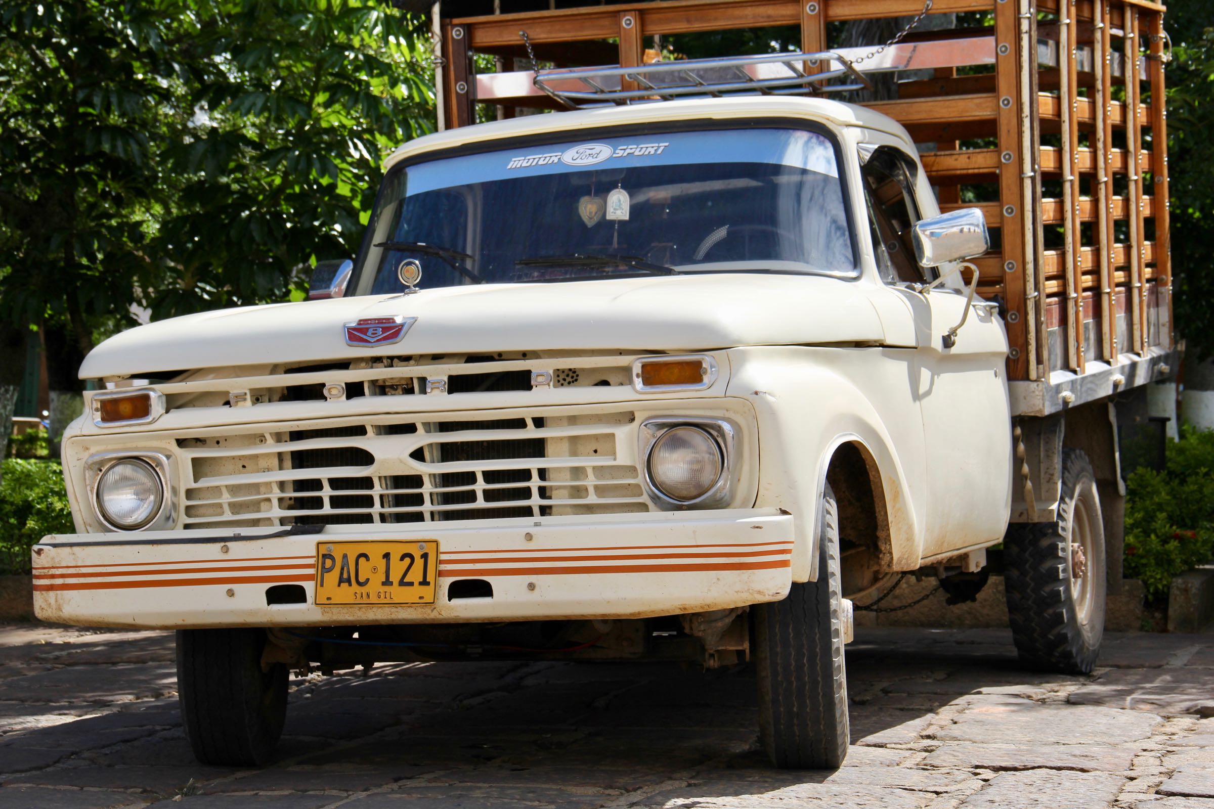 FORD-Lastwagen in Barichara, Kolumbien