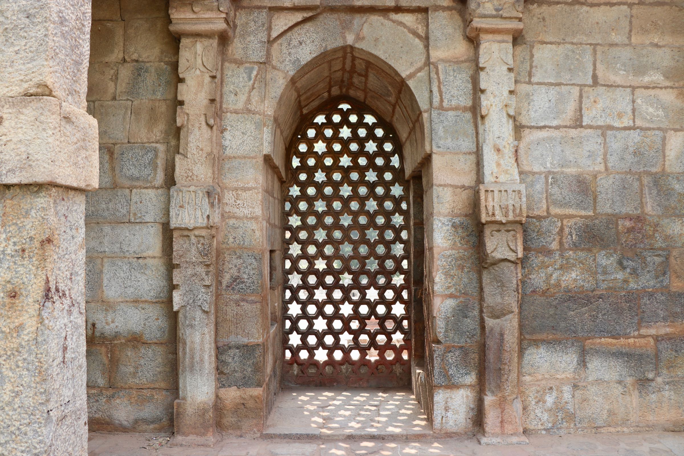 Jali der Quwwat-ul-Islam-Moschee, Delhi, Indien