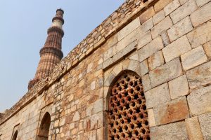 Mauer der Quwwat-ul-Islam-Moschee, Delhi, Indien
