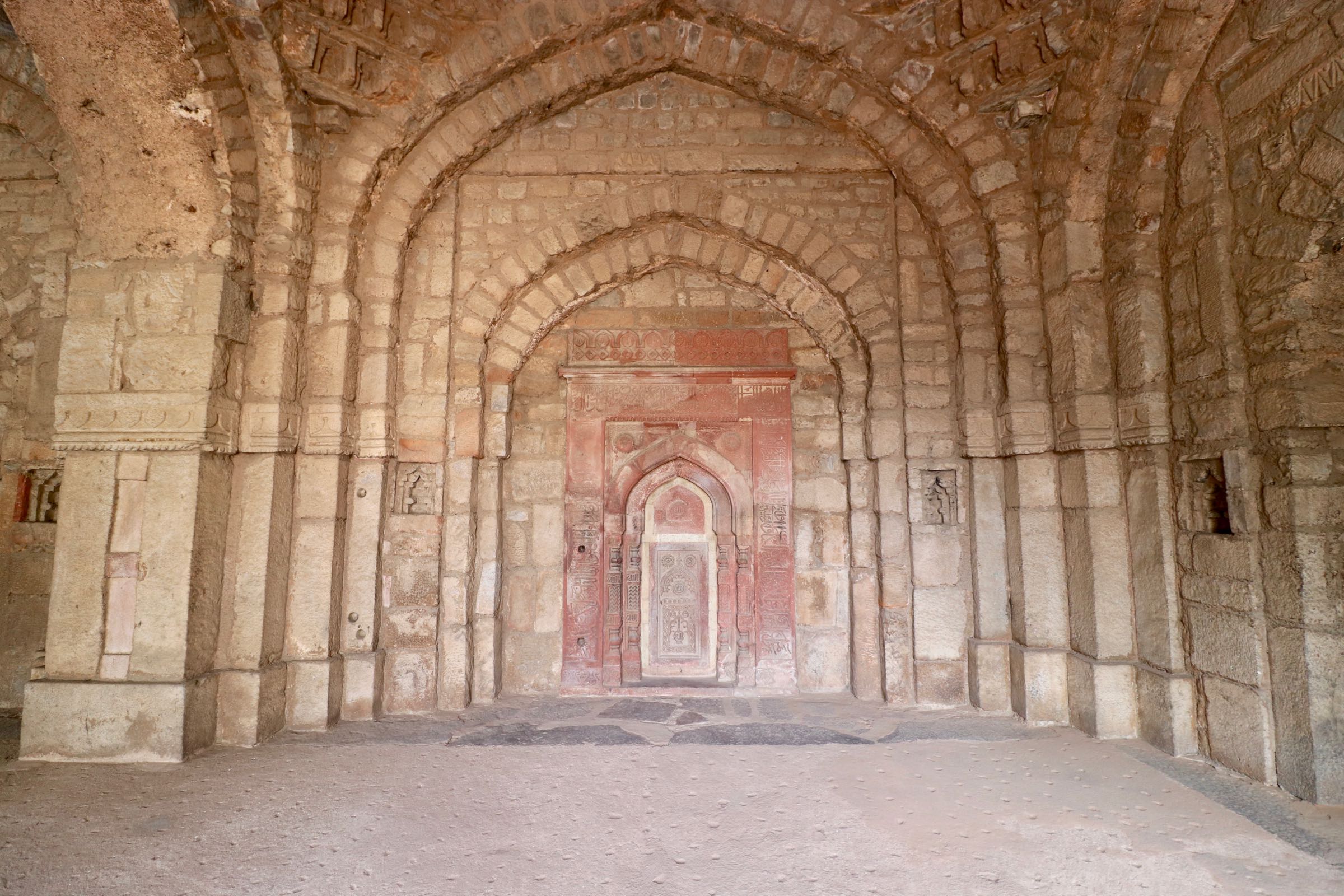 Wandnische einer Moschee in Mehrauli, Delhi, Indien