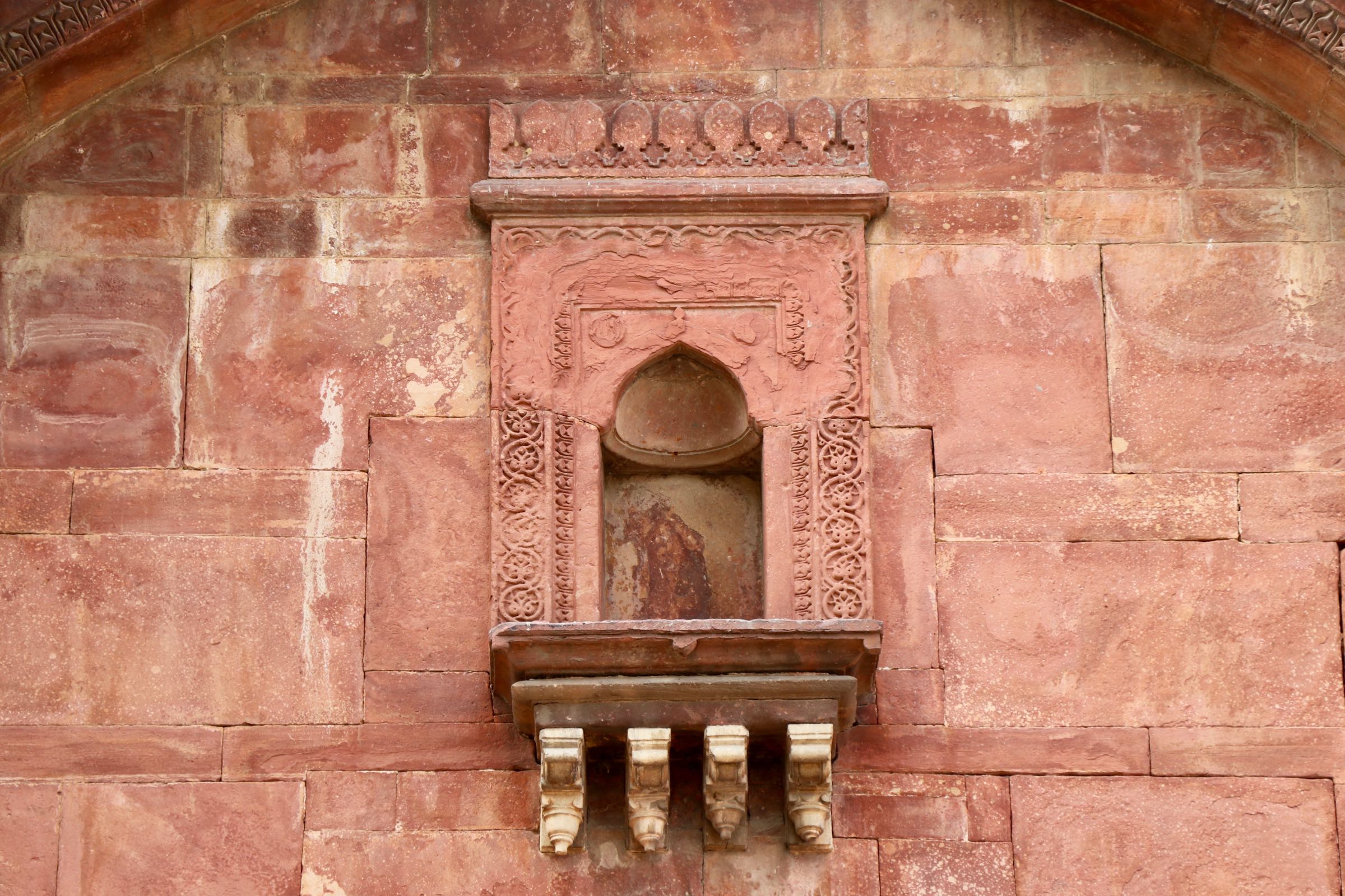 Torbogen einer Moschee in Mehrauli, Delhi, Indien