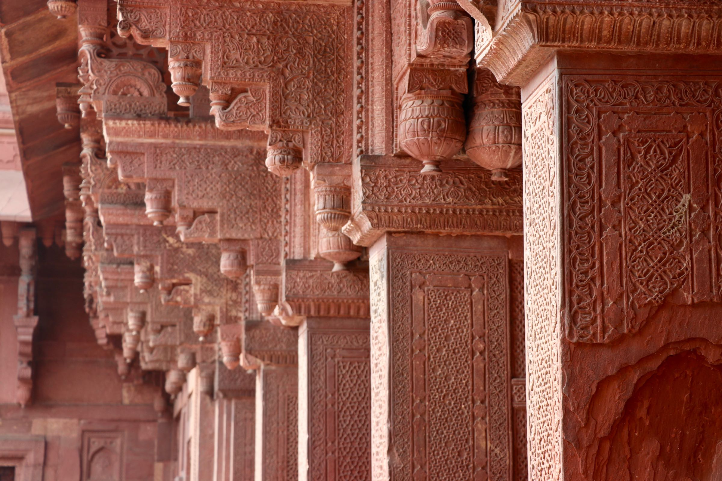 Säulen im Jahangir-Palast im Roten Fort, Agra, Indien