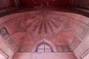 Innenraum eines Gebäudes des Königspalasts in Fatehpur Sikri, Indien