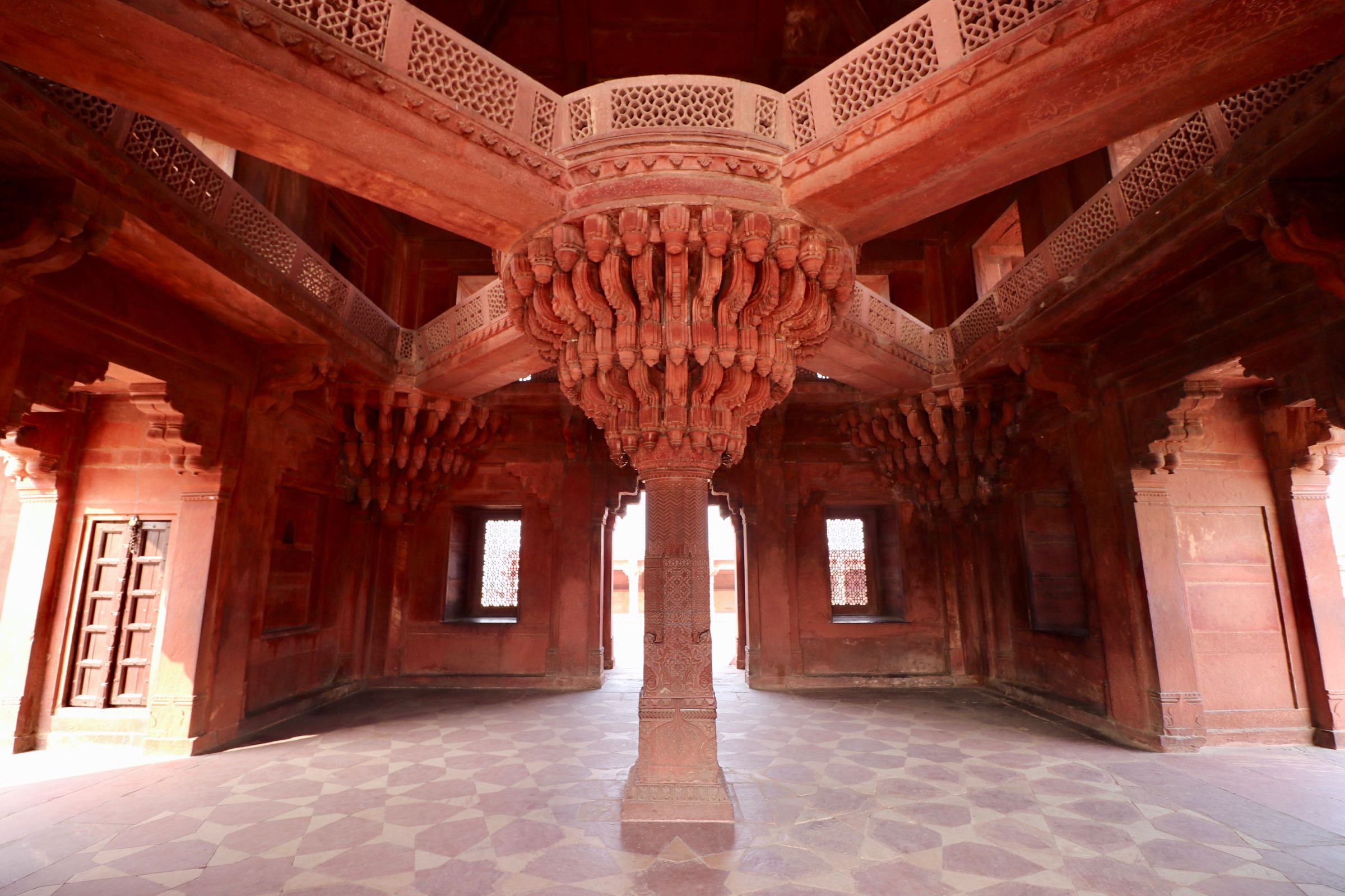 Innenraum der Audienzhalle des Königspalasts in Fatehpur Sikri, Indien