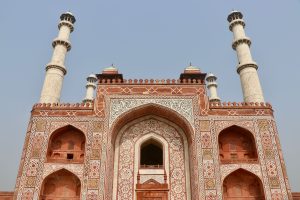 Torbau des Akbar-Mausoleum, Agra, Indien