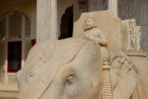 Statue im Stadtpalast von Jaipur, Indien