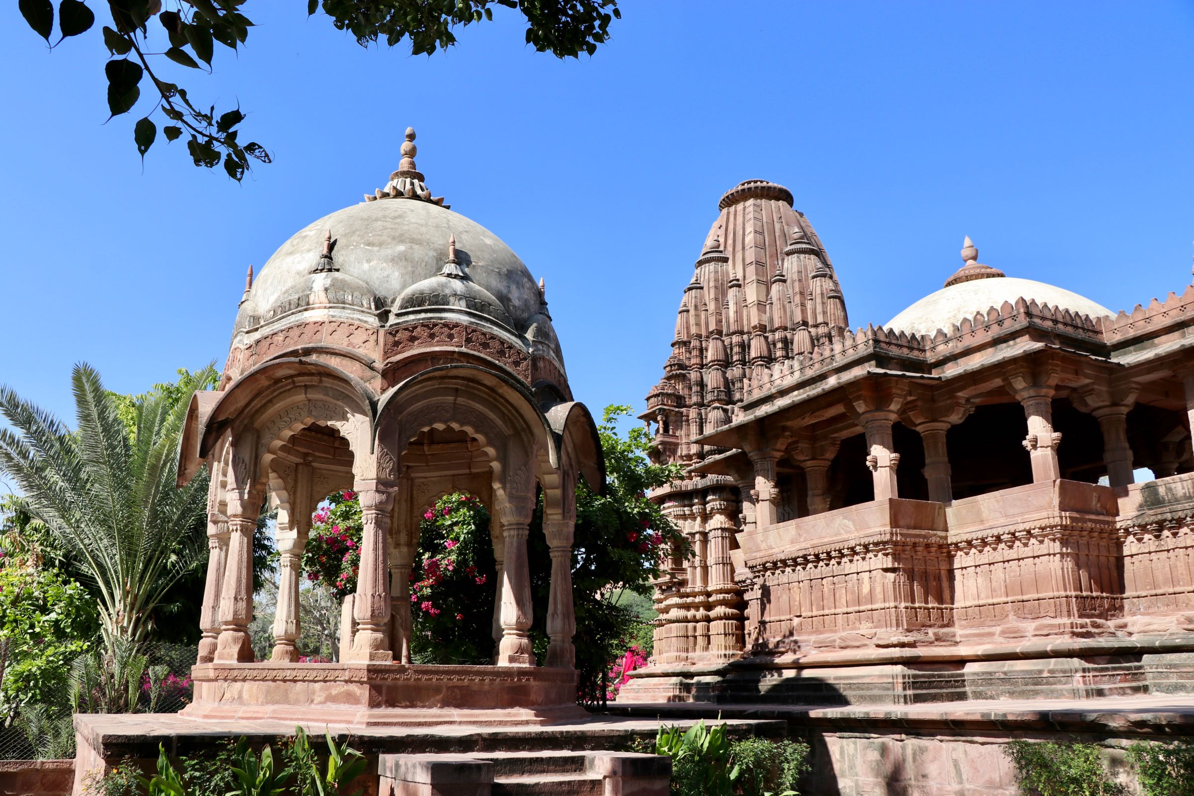 Chhatris und Tempel in Mandore, Indien