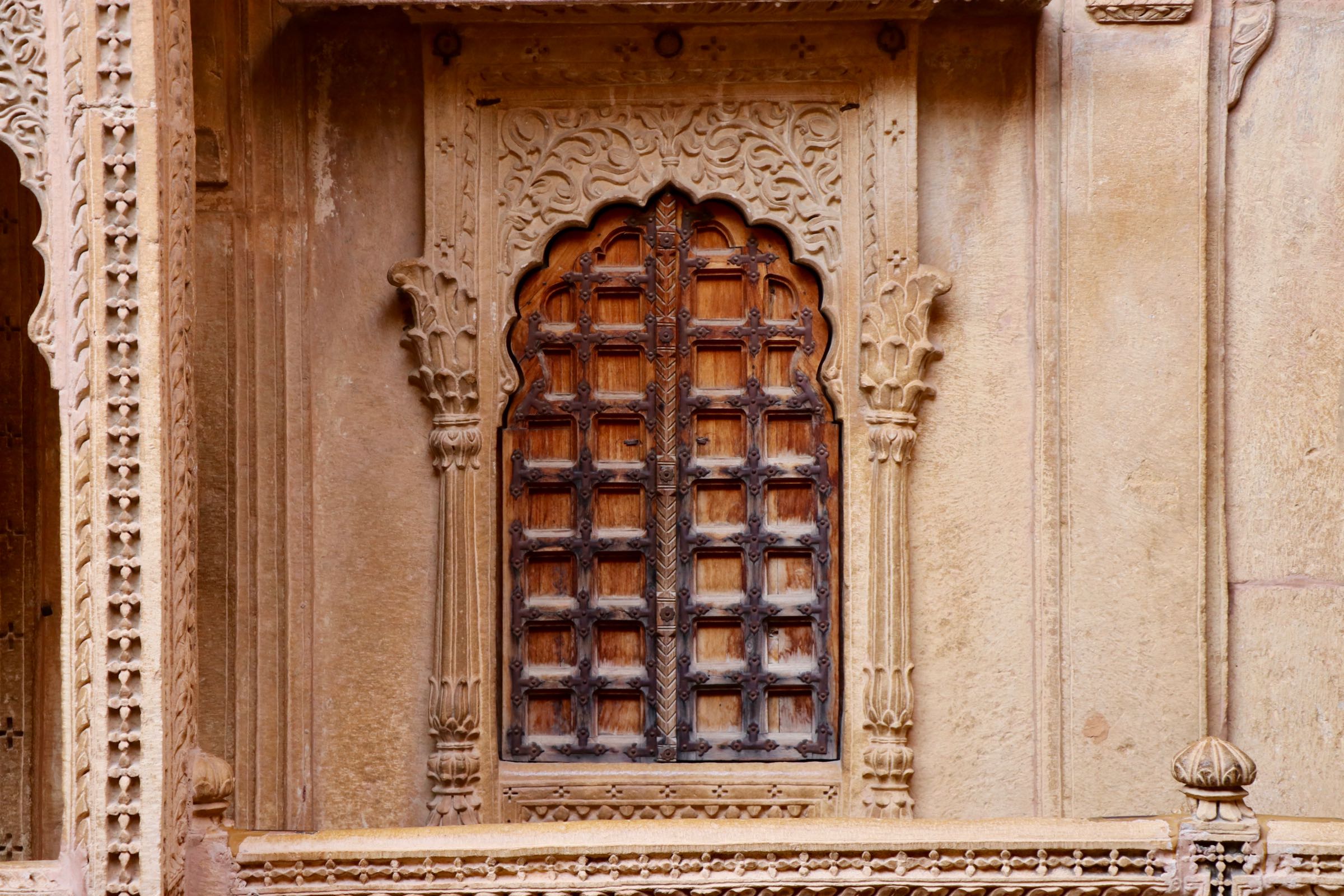 Fenster in einem Haveli in Jaisalmer, Indien