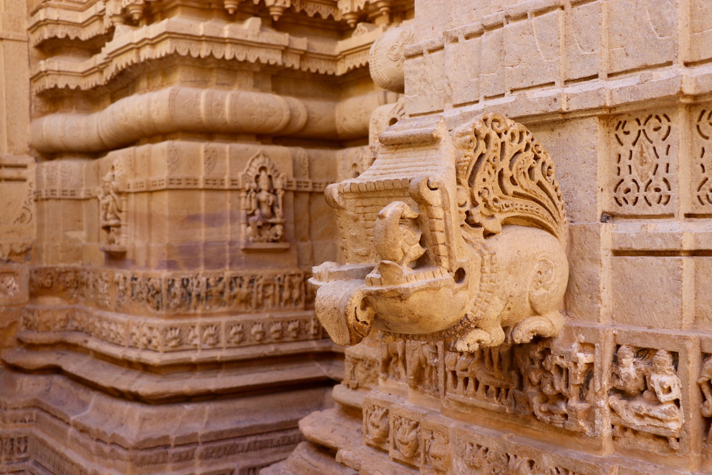 Dekoration in einem Jaintempel in Jaisalmer, Indien