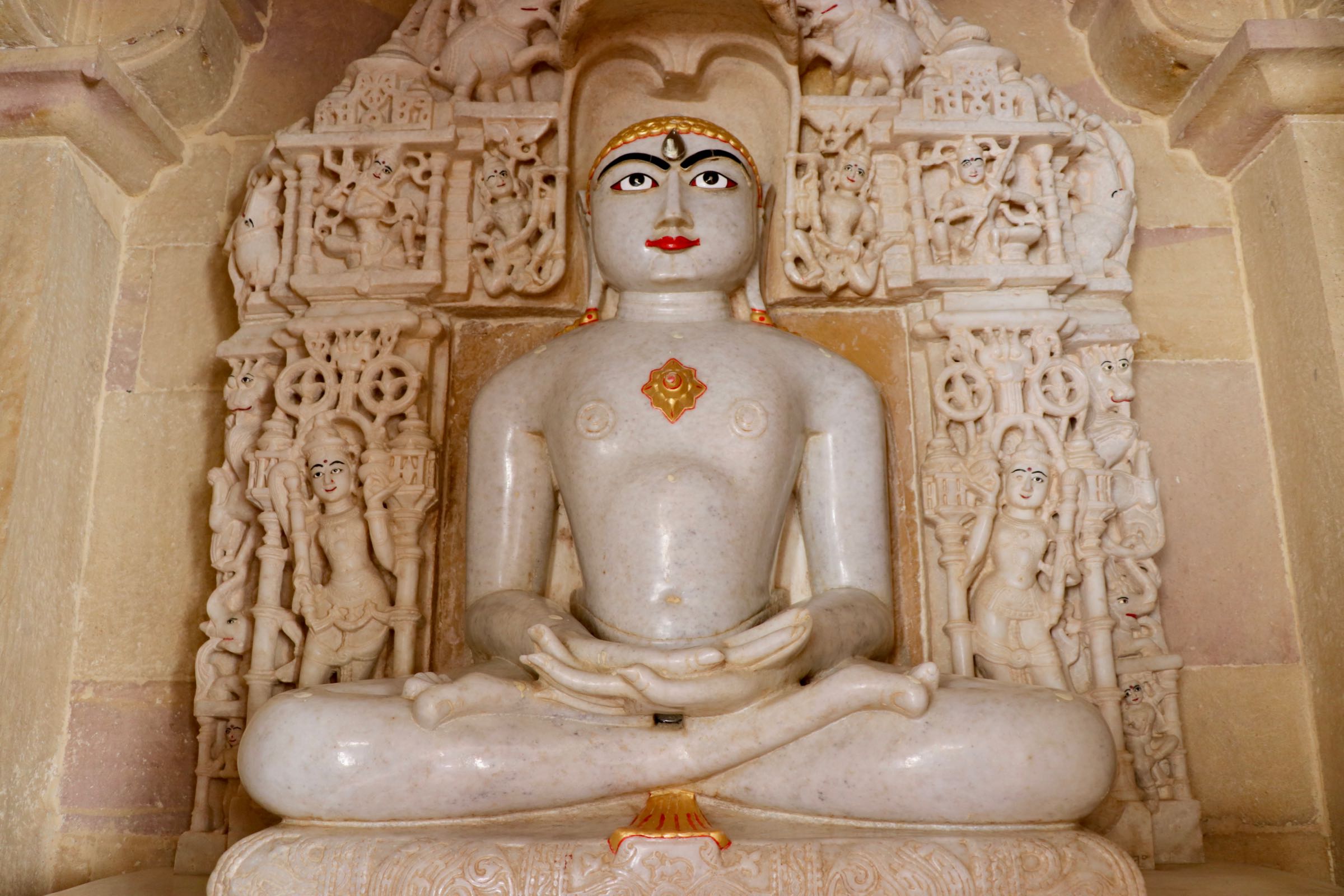 Statue in einem Jaintempel in Jaisalmer, Indien