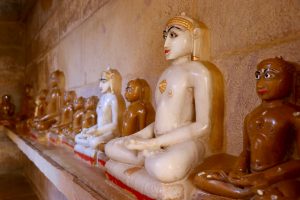Statuen in einem Jaintempel in Jaisalmer, Indien