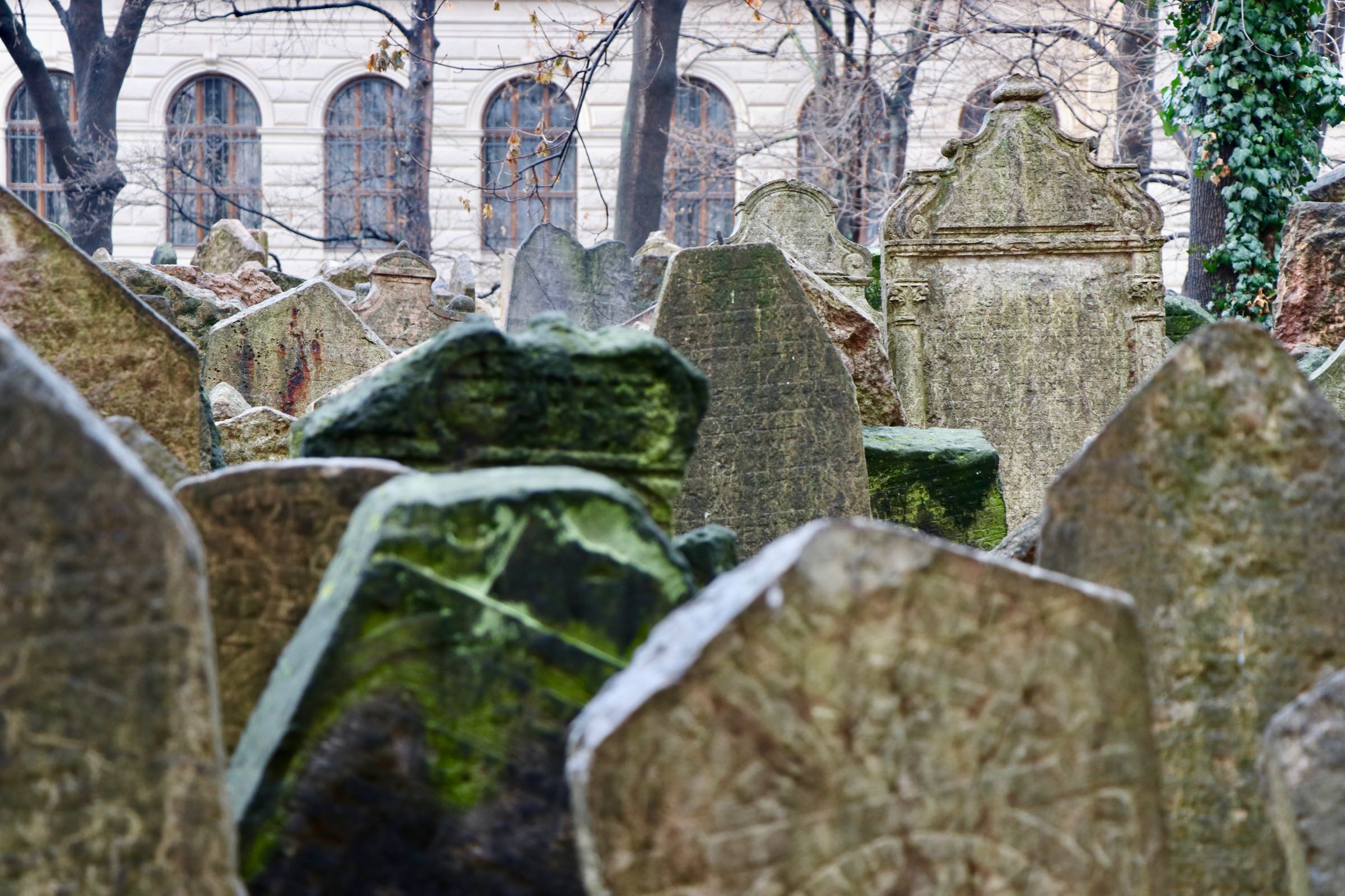 Grabsteine auf dem Alten Jüdischen Friedhof, Prag, Tschechien