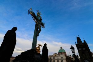 Kruzifix und Statuen auf der Karlsbrücke, Prag, Tschechien