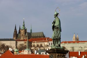 Statue auf der Karlsbrücke, Prag, Tschechien