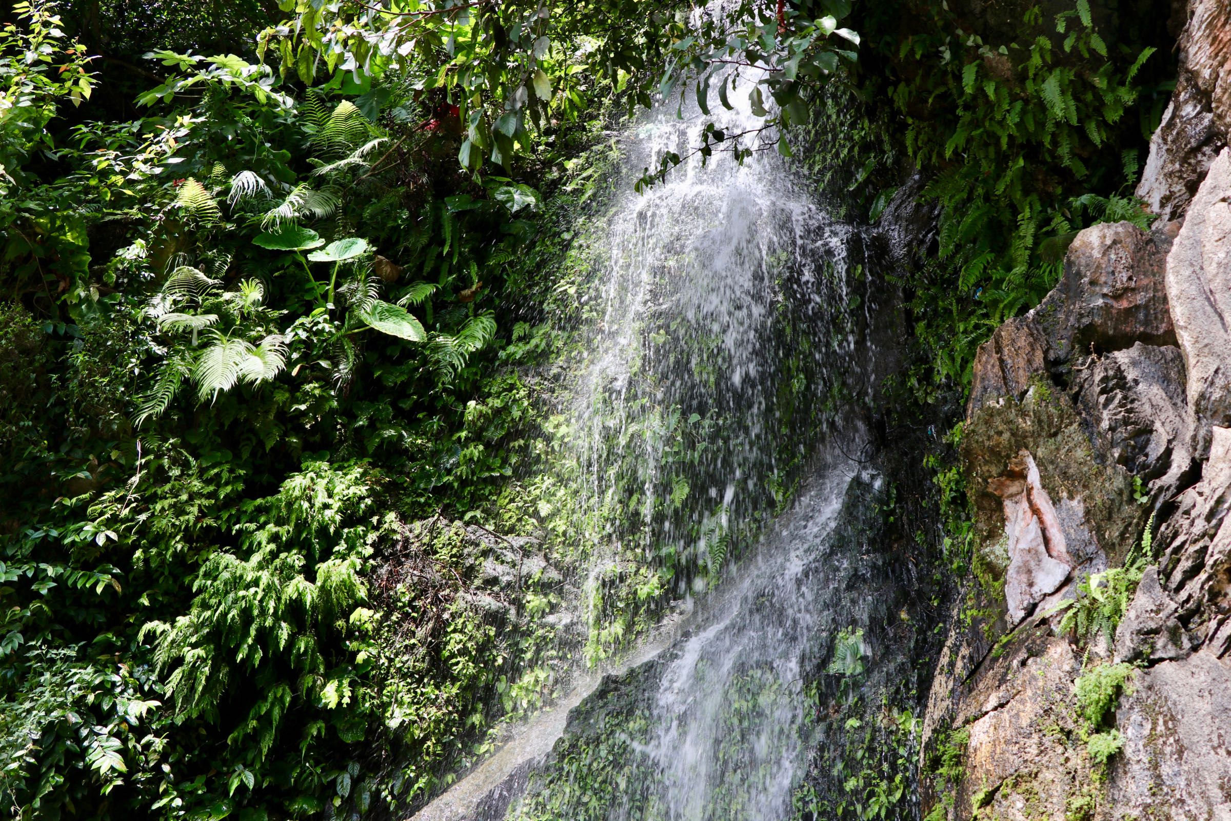 Wasserfall bei den Batu Caves, Malaysia