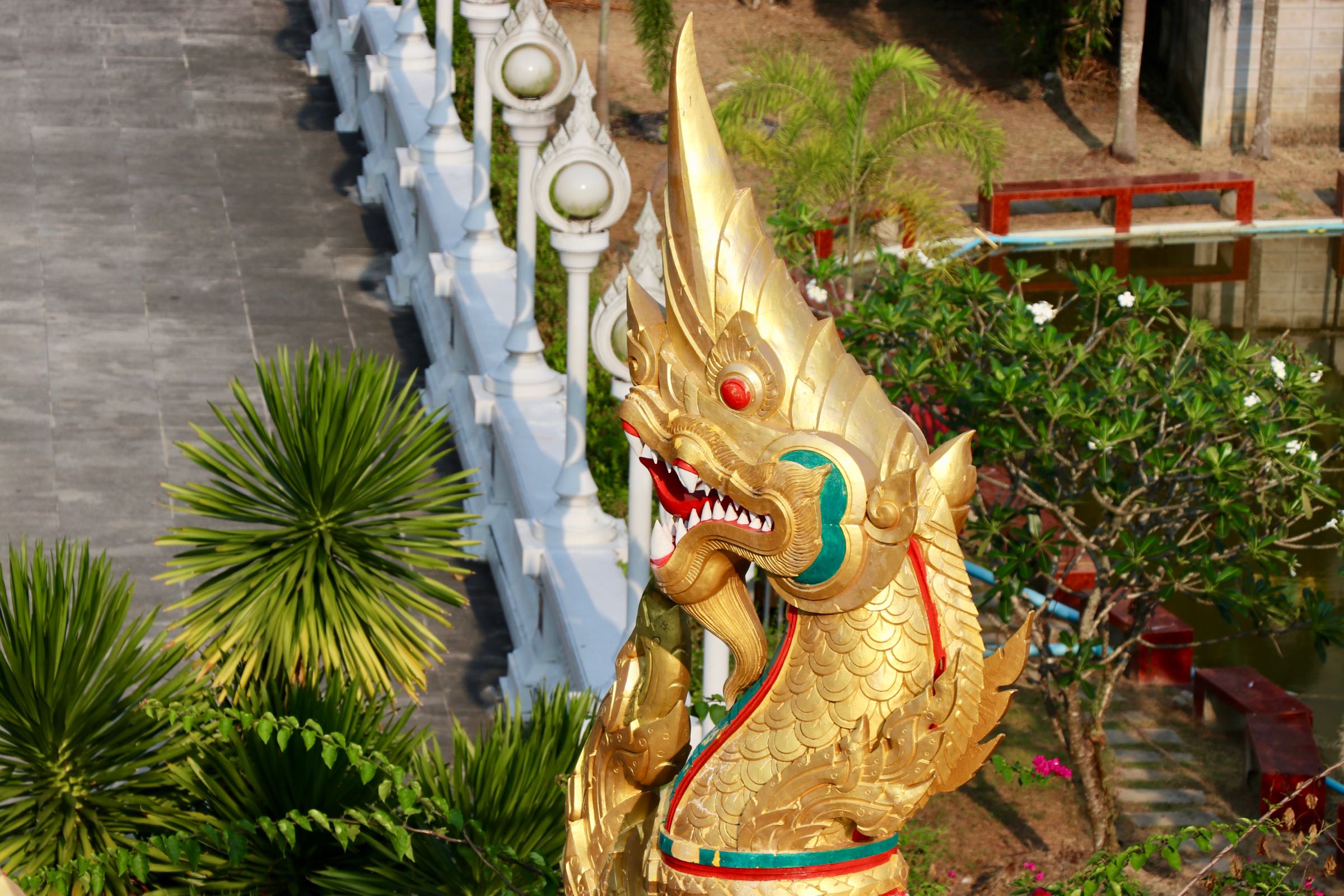 Dekoration an einem buddhistischen Tempel in Krabi, Thailand
