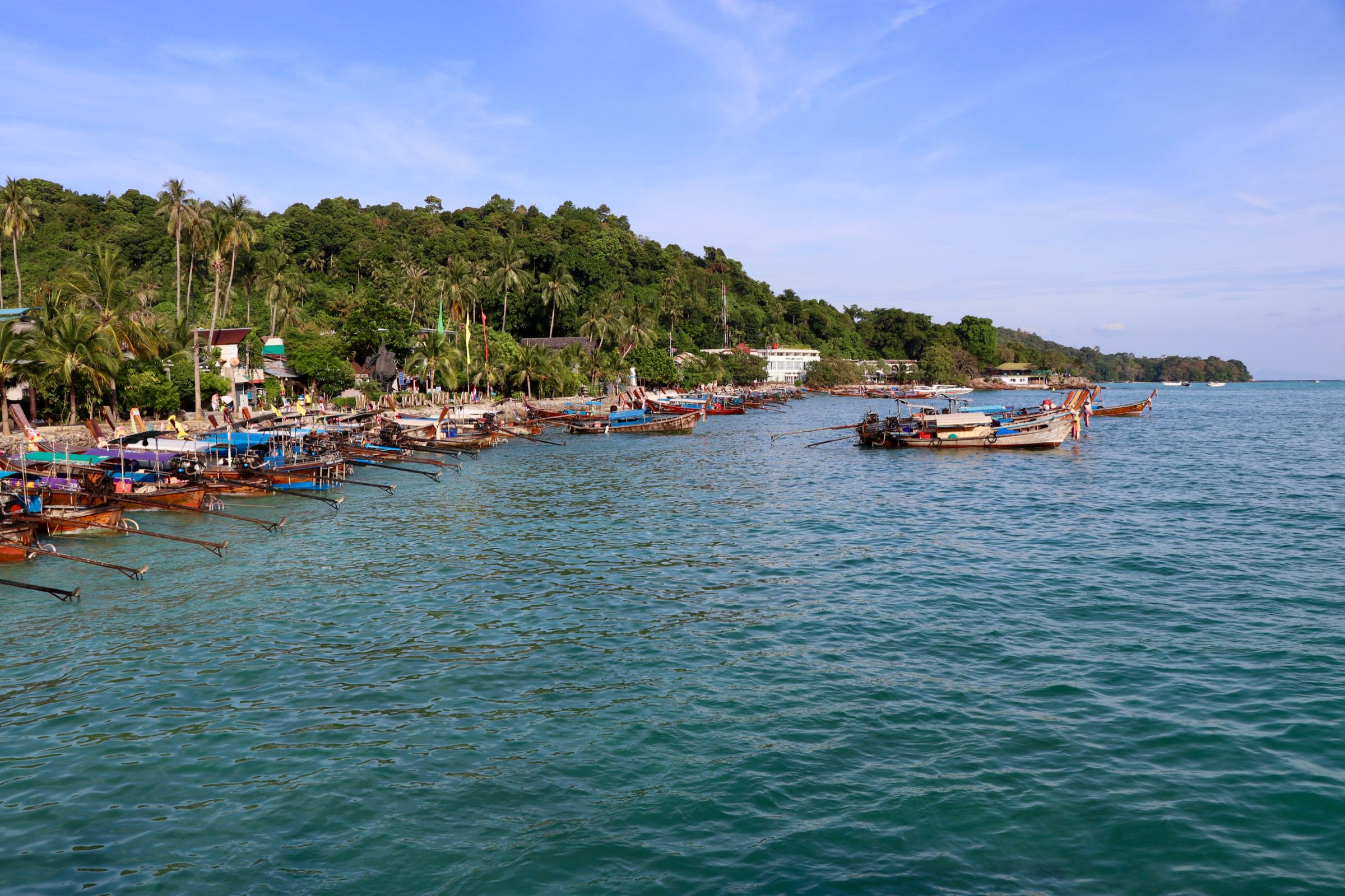 Langboote auf Ko Phi Phi Don, Thailand