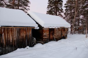 Holzschuppen in Njurkulahti, Lappland, Finnland