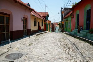 Straße in Flores, Petén, Guatemala