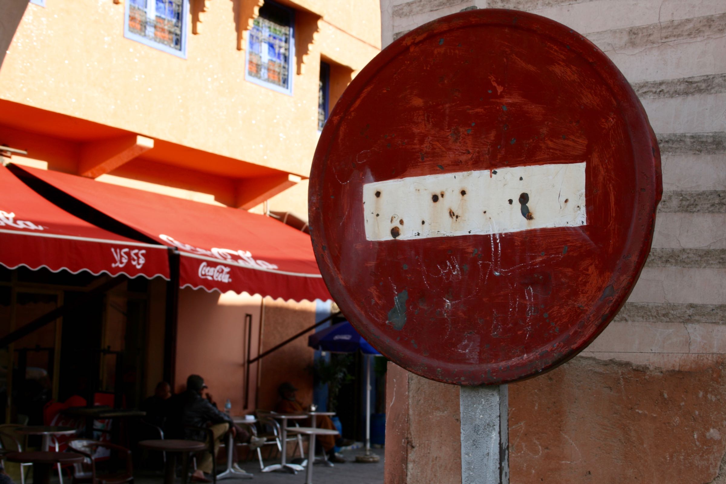 Verkehrszeichen in Marrakesch, Marokko