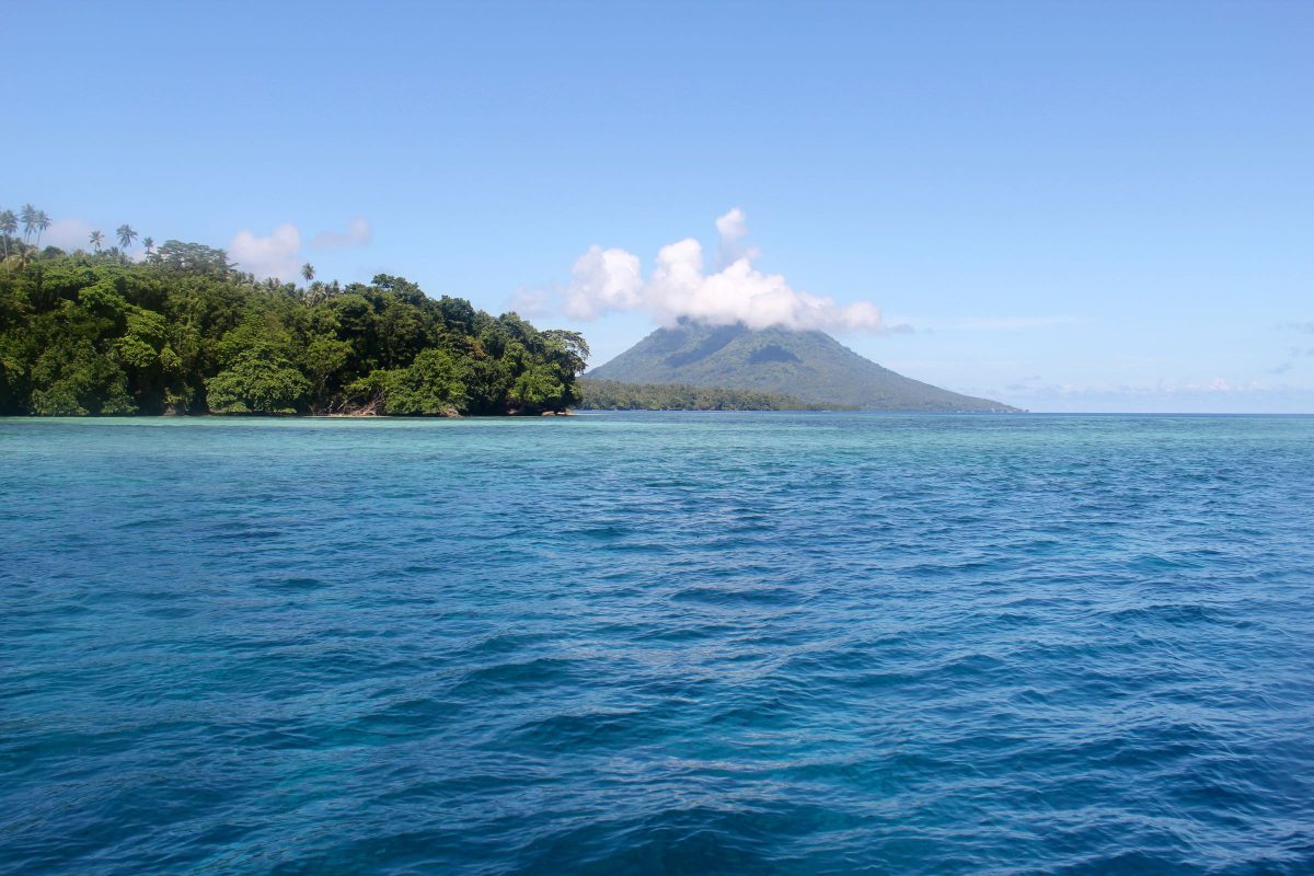 Blick auf Manado Tua, Nationalpark Bunaken, Sulawesi, Indonesien • Jamane