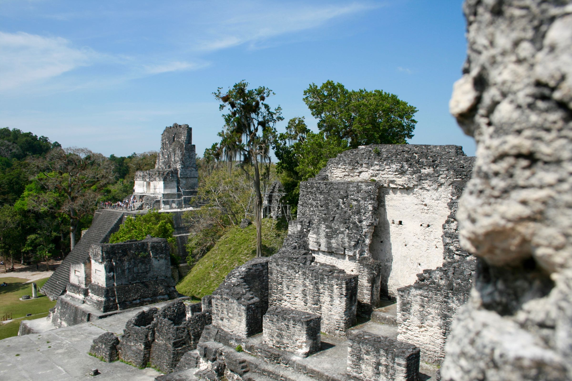 Ruinen am Großen Platz von Tikal, Petén, Guatemala