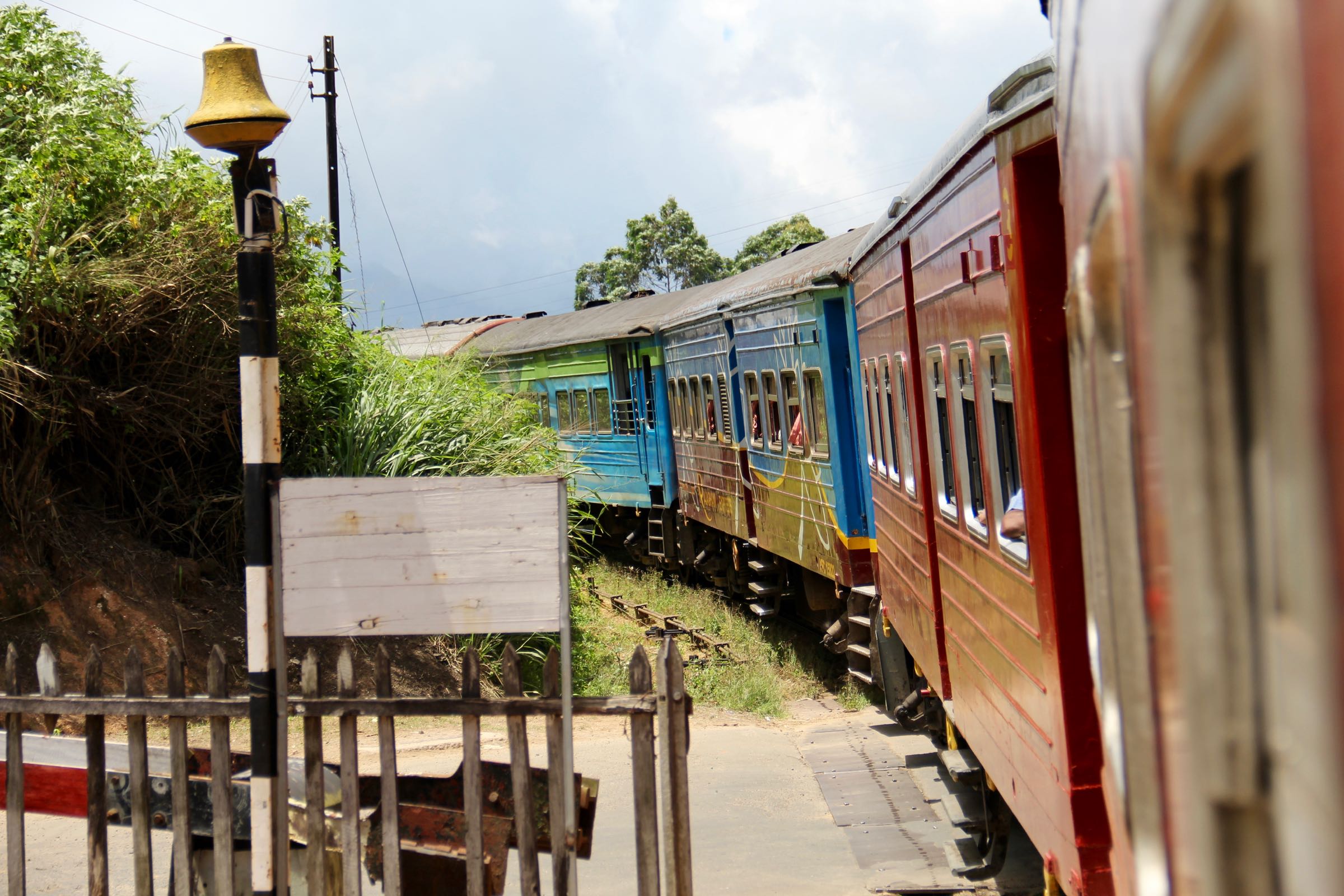 Bahnfahrt über Bahnübergang, Sri Lanka