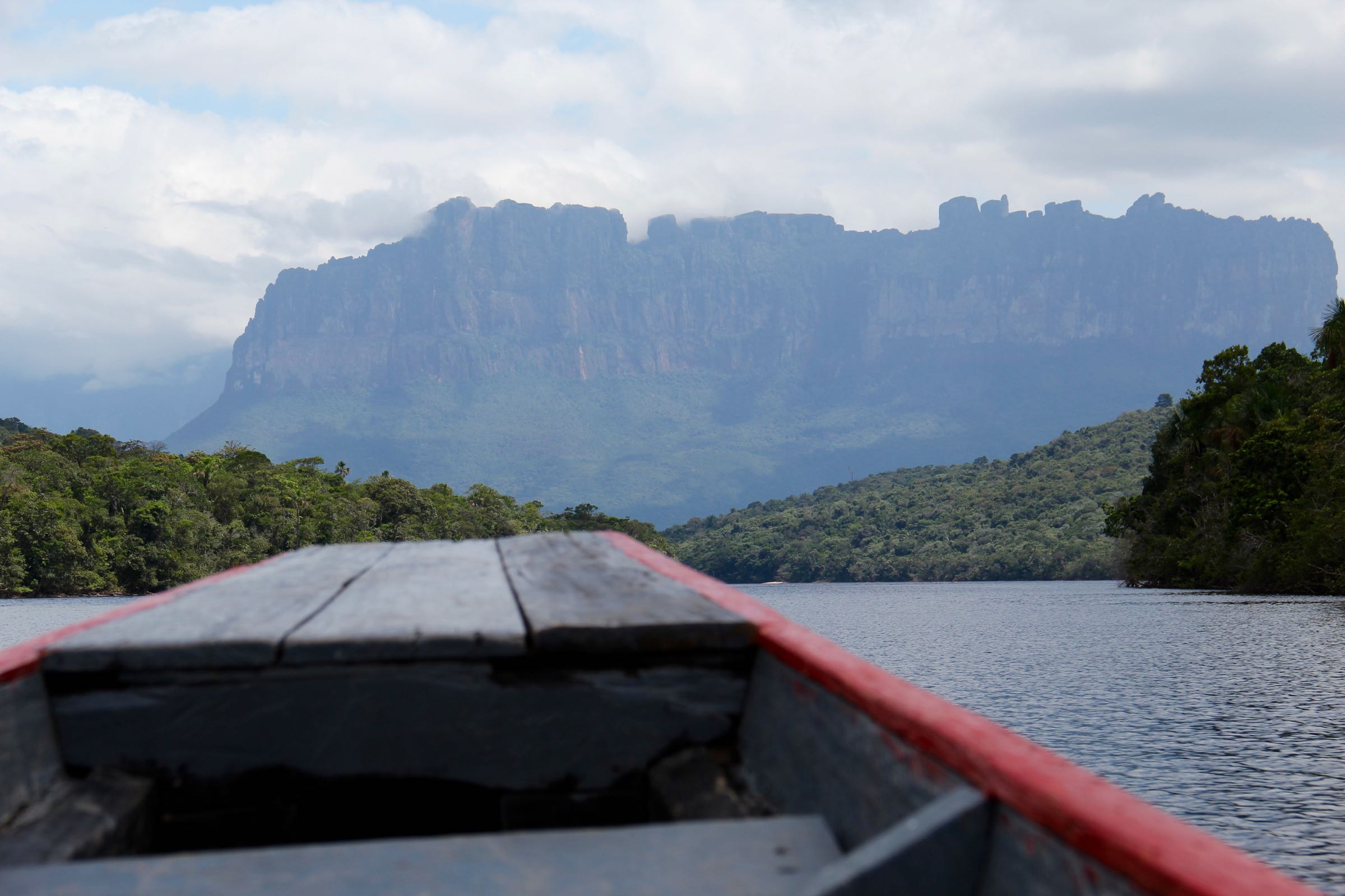 Blick über den Río Carrao auf den Auyan-Tepui, Nationalpark Canaima, Bolívar, Venezuela
