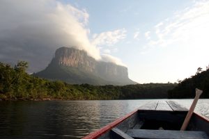 Blick über den Río Carrao auf den Auyan-Tepui, Nationalpark Canaima, Bolívar, Venezuela