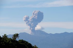 Vulkanausbruch auf Sulawesi, Indonesien