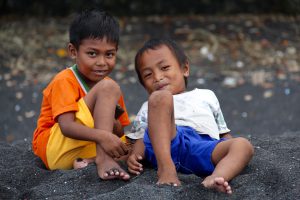 Kinder am Strand von Batu Putih, Sulawesi, Indonesien