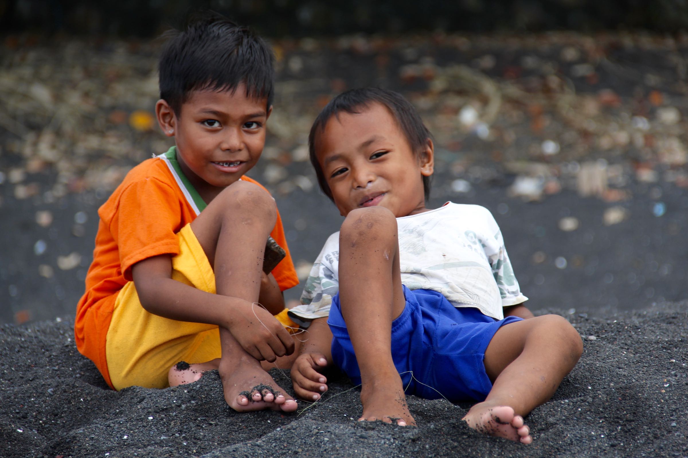 Kinder am Strand von Batu Putih, Sulawesi, Indonesien