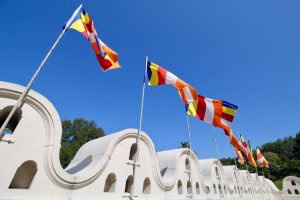 Buddhistische Flaggen am Zahntempel, Kandy, Sri Lanka