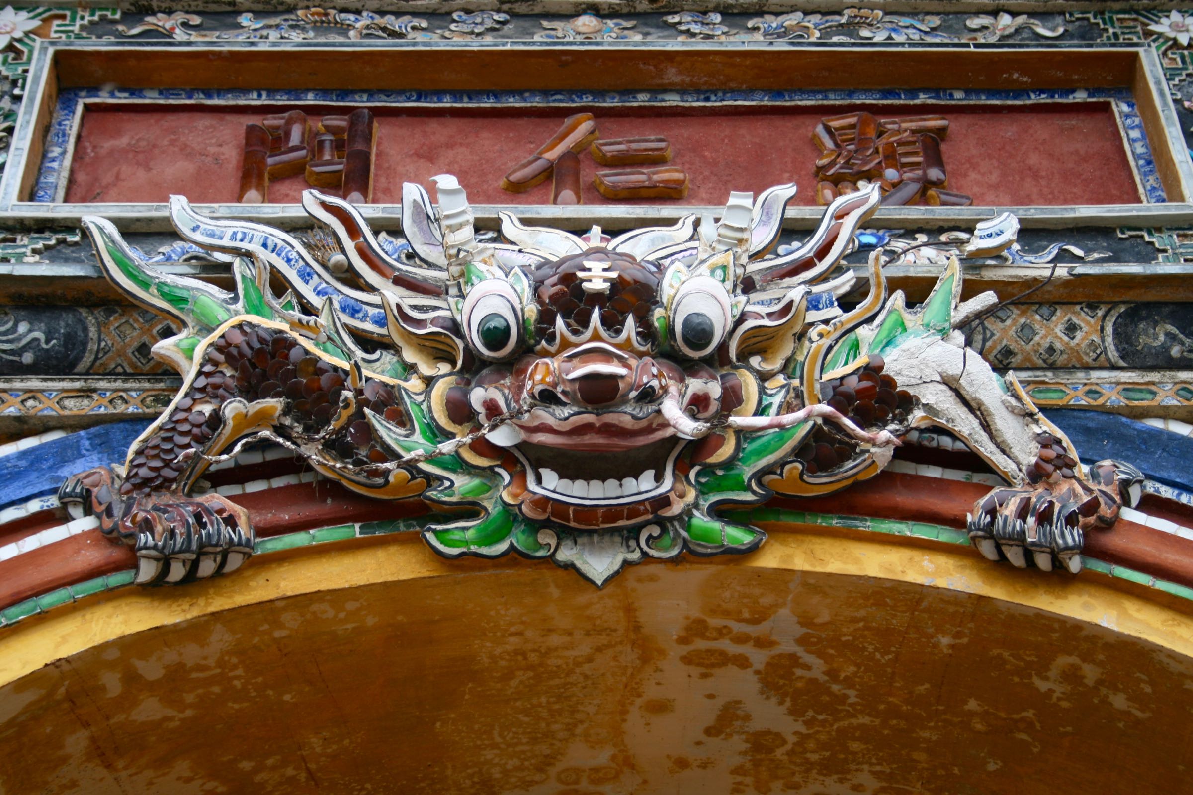 Drache an einem Stadttor in Huế, Vietnam