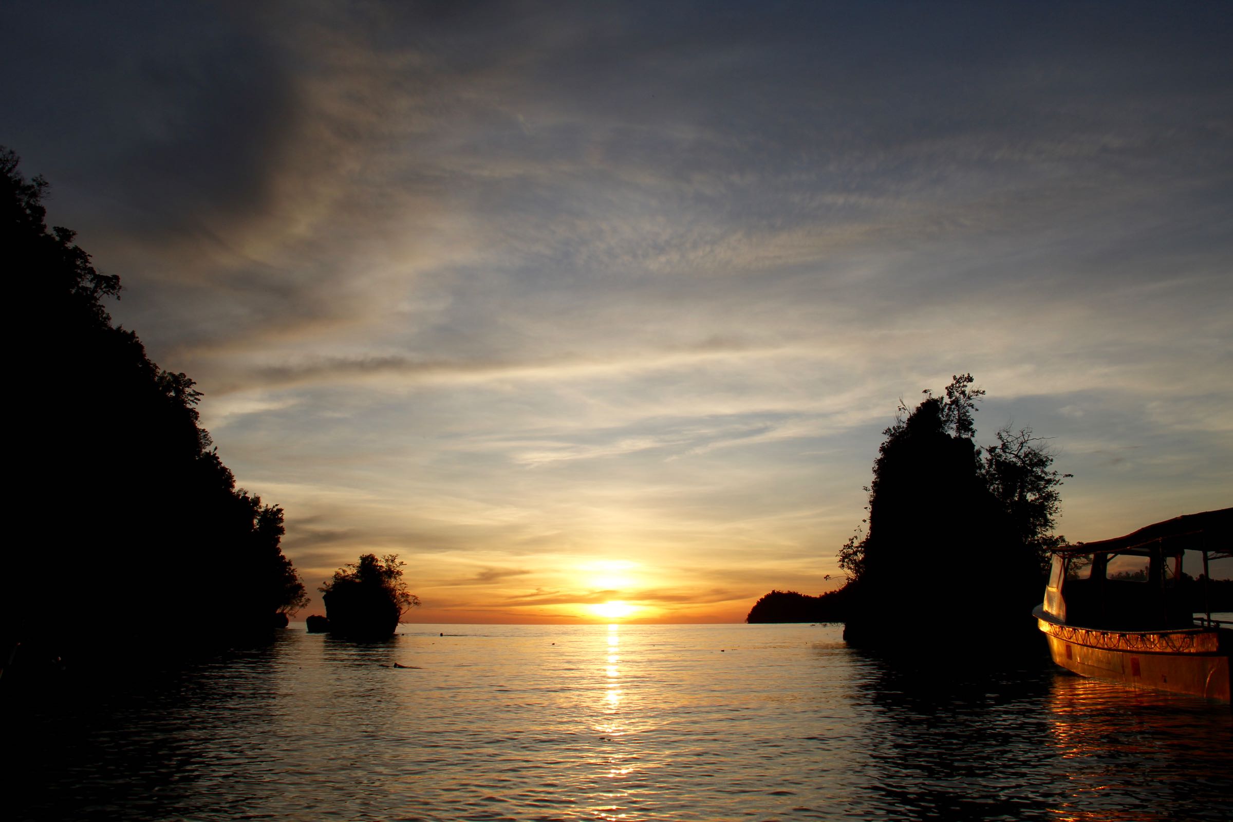 Sonnenuntergang auf den Togian-Inseln, Sulawesi, Indonesien