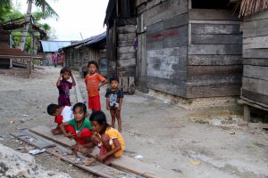 Spielende Kinder auf den Togian-Inseln, Sulawesi, Indonesien