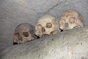 Totenschädel in einer Grabhöhle in Tana Toraja, Sulawesi, Indonesien
