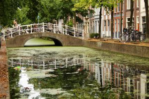 Kanal in Delft, Südholland, Niederlande