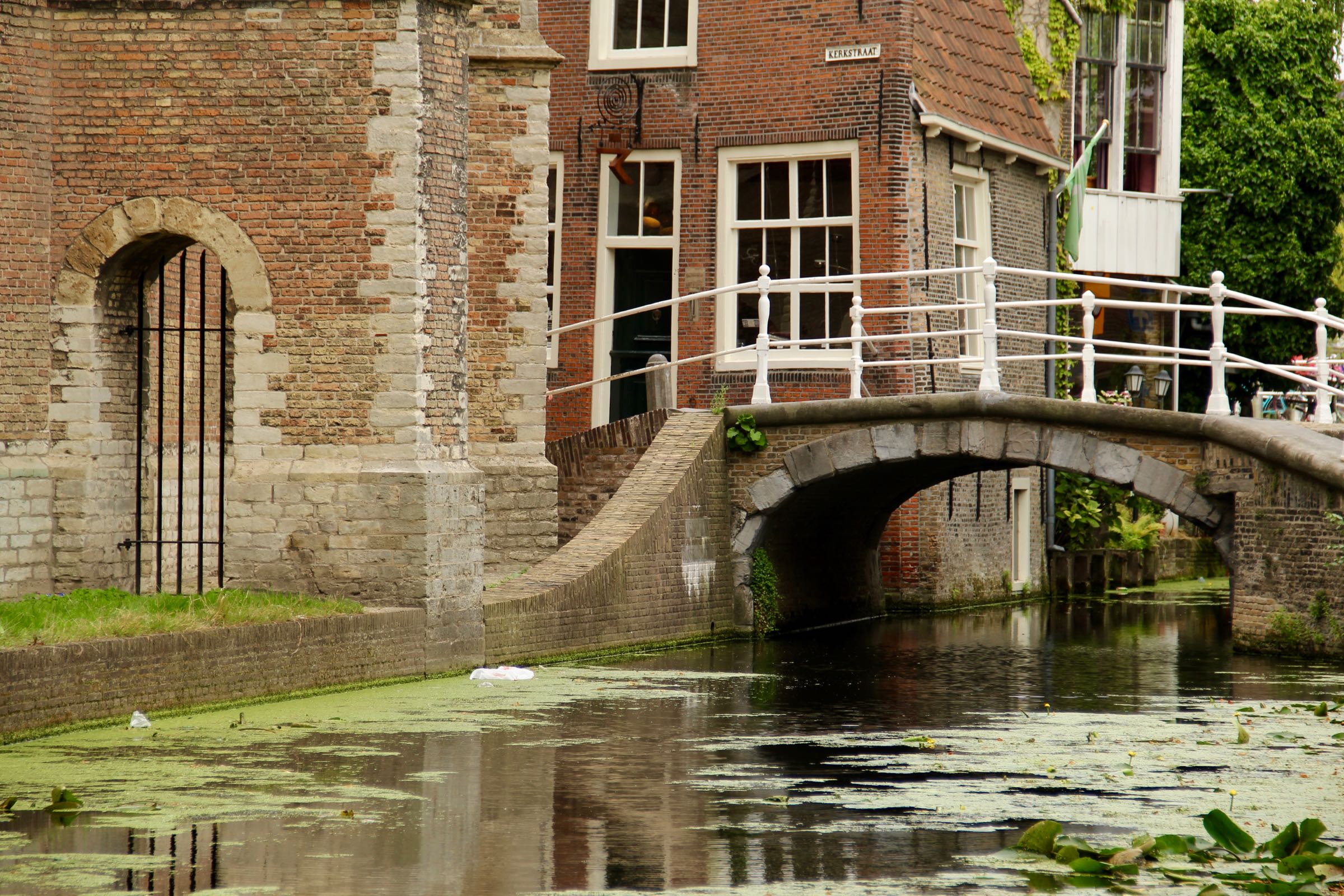 Kanal in Delft, Südholland, Niederlande