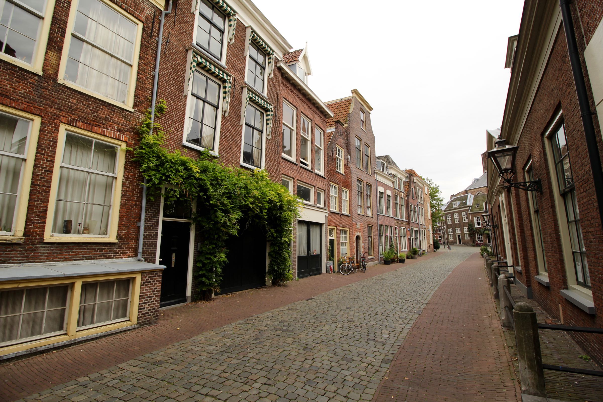 Straße in Leiden, Südholland, Niederlande