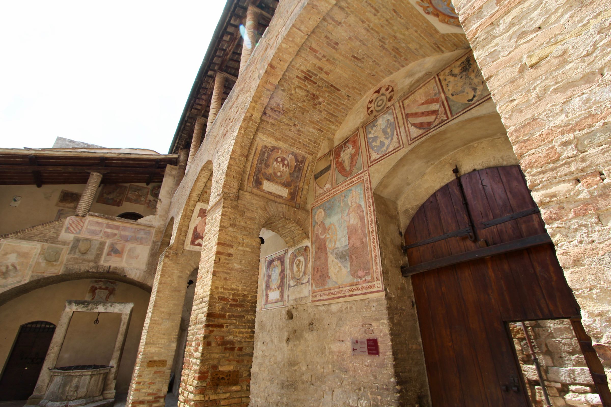 Innenhof in San Gimignano, Toskana, Italien