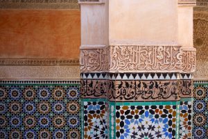Säule im Innenhof der Medersa Ben Youssef, Marrakesch, Marokko