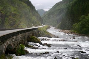 Auslauf des Wasserfalls Låtefossen, Hordaland, Norwegen