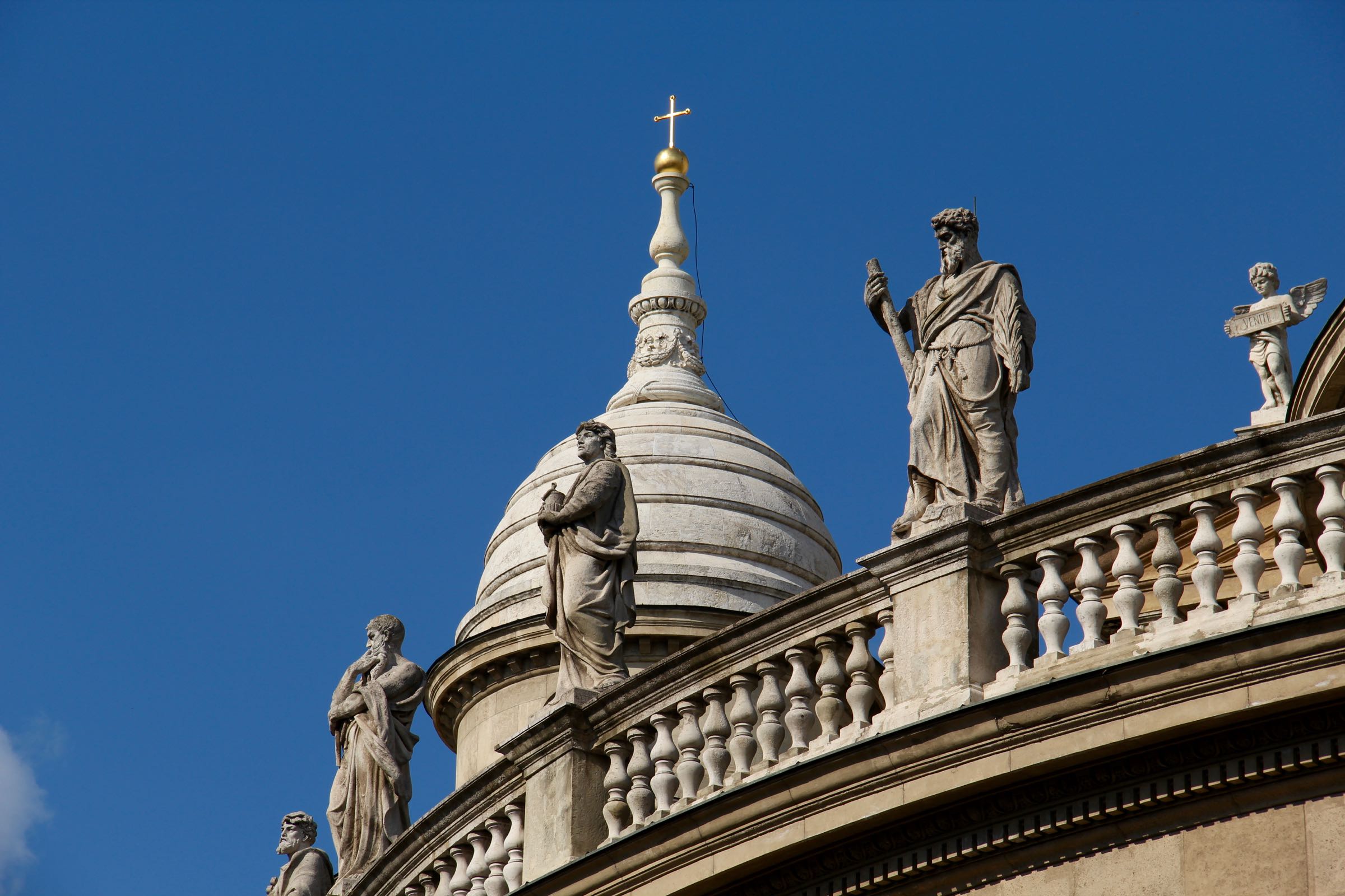 Statuen auf der St.-Stephans-Basilika, Budapest, Ungarn