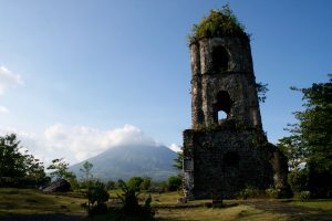Cagsawa-Ruine vor dem Vulkan Mayon, Luzon, Philippinen