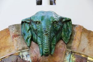 Keramik-Elefantenkopf am Elefantenhaus im Zoo von Budapest, Ungarn