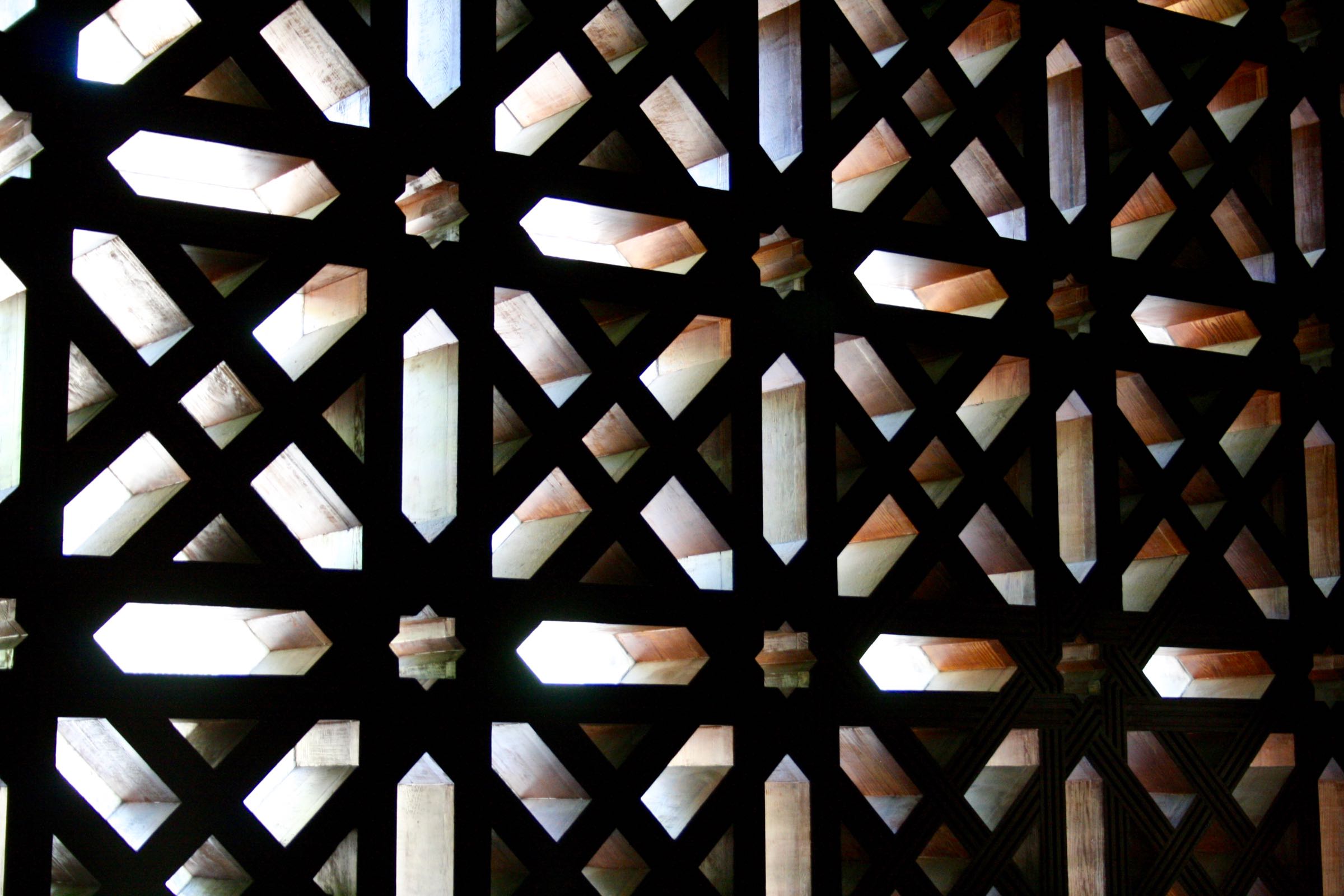 Fenster der Mezquita-Kathedrale von Córdoba, Andalusien, Spanien