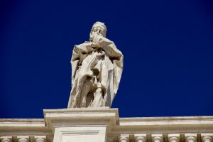 Heiligenstatue am Petersplatz, Vatikanstadt